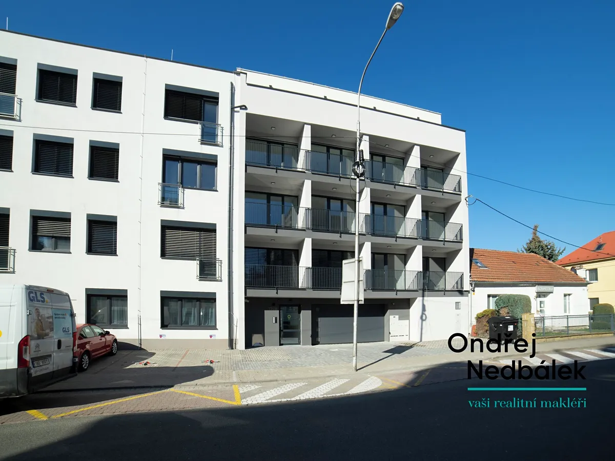 Pronájem garážového stání 15 m²